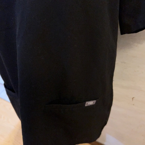 FIGS Casma Three-Pocket Scrub Top. - Picture 6 of 12